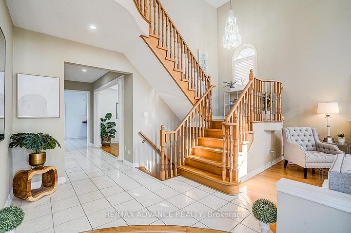 Photo 11 at 16 St Etienne Drive, Vellore Village, Vaughan