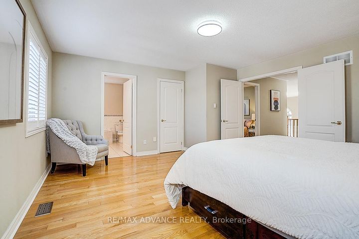 Photo 37 at 16 St Etienne Drive, Vellore Village, Vaughan