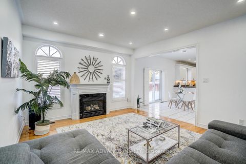 Photo 21 at 16 St Etienne Drive, Vellore Village, Vaughan