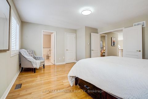 Photo 37 at 16 St Etienne Drive, Vellore Village, Vaughan