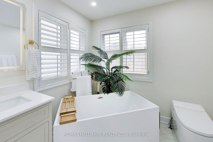 Photo 11 at 25 Chagall Drive, Patterson, Vaughan