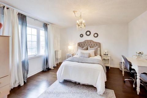 Photo 12 at 25 Chagall Drive, Patterson, Vaughan