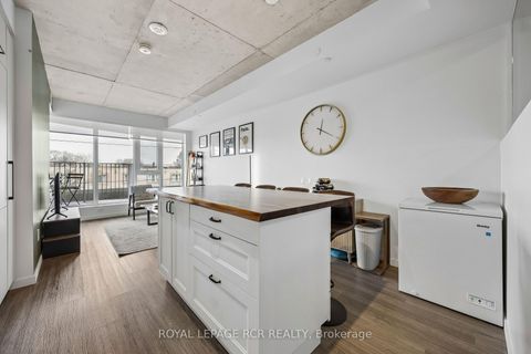 Photo 1 at 321 - 689 The Queensway, Queensway, Toronto