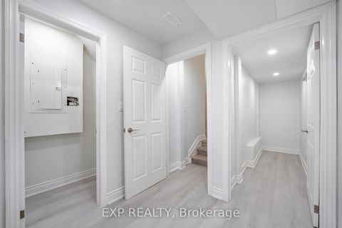 Photo 34 at 51 Ahchie Court, Patterson, Vaughan