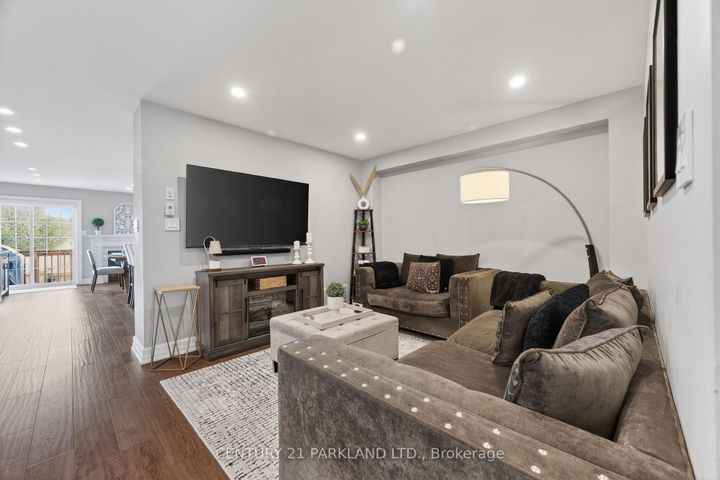 Photo 2 at 123 RUSSEL Drive, Bradford, Bradford West Gwillimbury