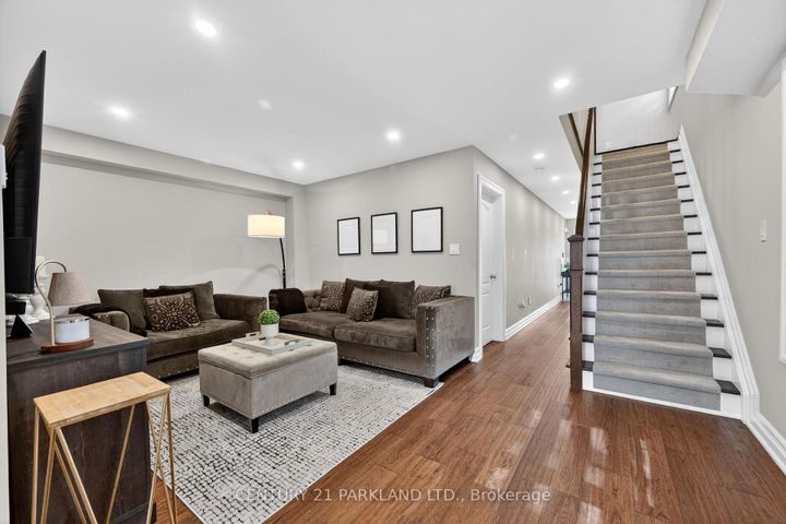 Photo 5 at 123 RUSSEL Drive, Bradford, Bradford West Gwillimbury