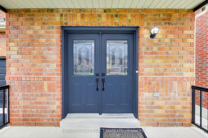 Photo 1 at 136 Degrassi Cove Circle, Credit Valley, Brampton