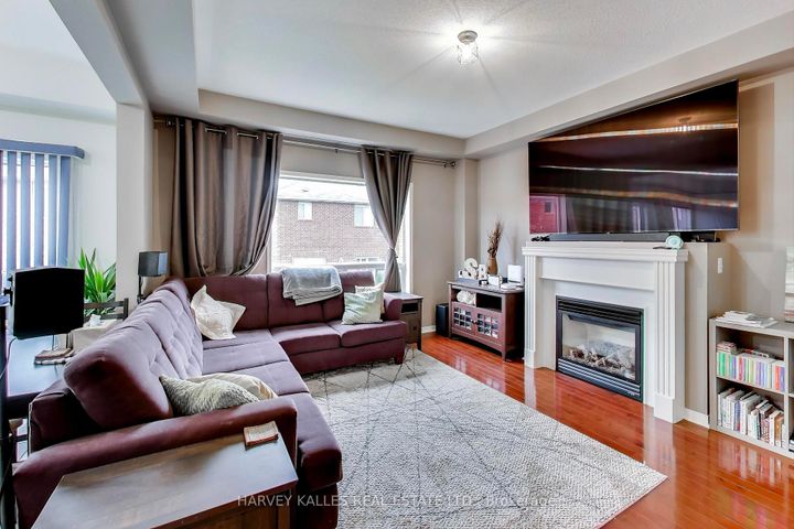 Photo 4 at 136 Degrassi Cove Circle, Credit Valley, Brampton