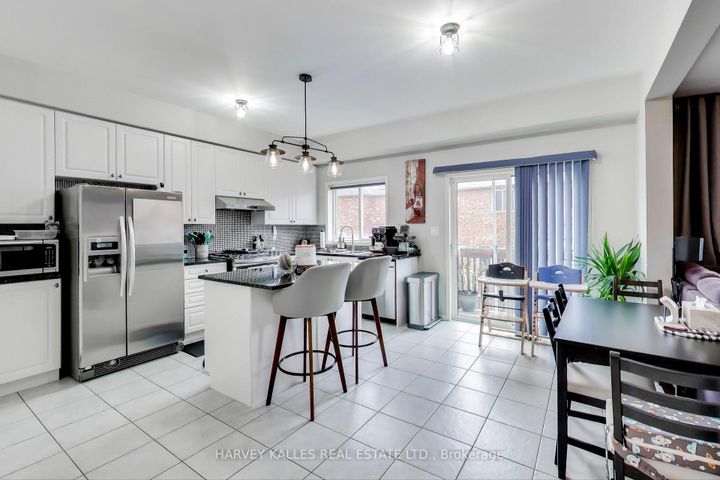 Photo 6 at 136 Degrassi Cove Circle, Credit Valley, Brampton