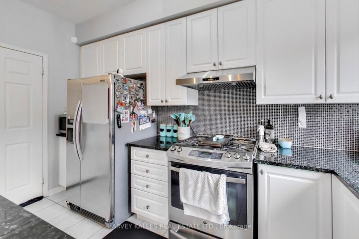 Photo 7 at 136 Degrassi Cove Circle, Credit Valley, Brampton