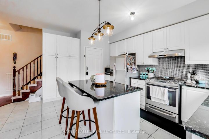 Photo 8 at 136 Degrassi Cove Circle, Credit Valley, Brampton