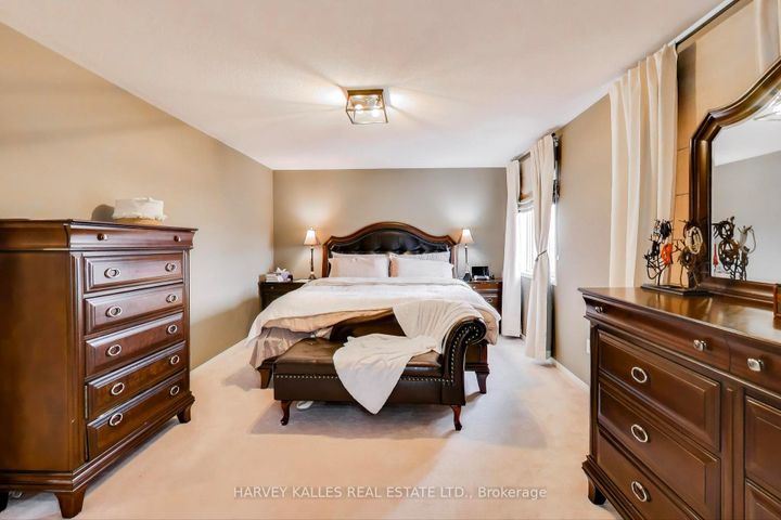 Photo 9 at 136 Degrassi Cove Circle, Credit Valley, Brampton
