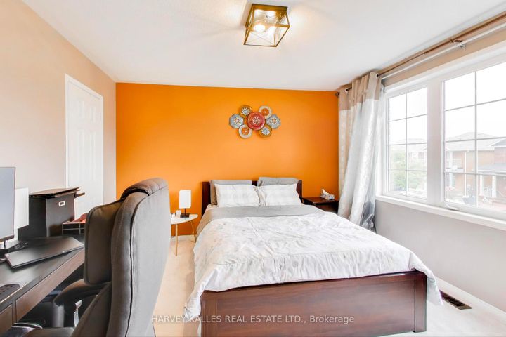 Photo 11 at 136 Degrassi Cove Circle, Credit Valley, Brampton