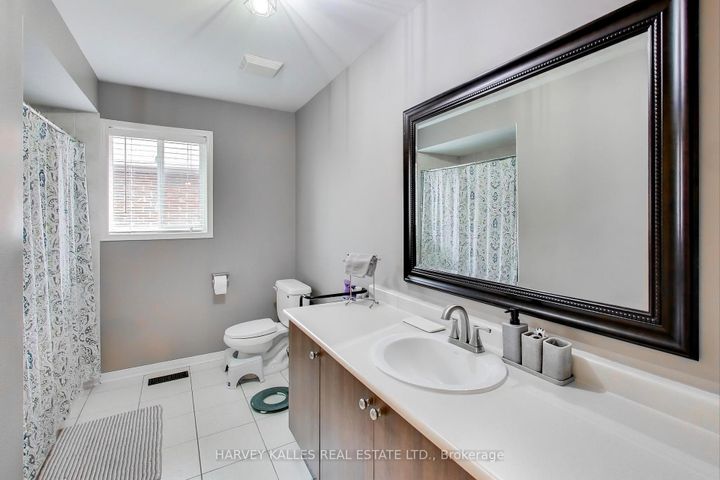 Photo 16 at 136 Degrassi Cove Circle, Credit Valley, Brampton