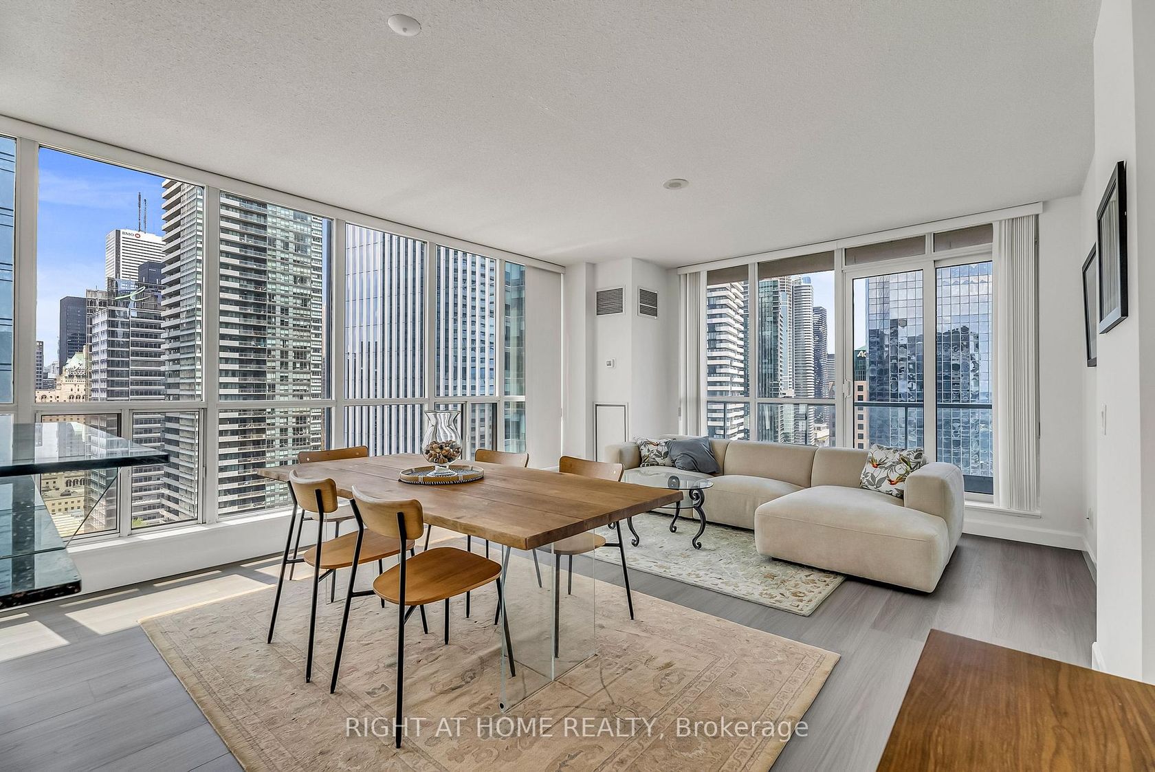 3202 - 8 York Street, Waterfront Communities C1, Toronto by Loree Meneguzzi Real Estate 3202 - 8 York Street, Waterfront Communities C1, Toronto