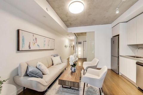 Photo 2 at 320 - 111 Bathurst Street, Waterfront Communities C1, Toronto