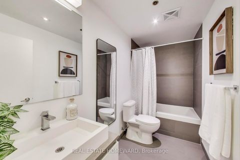 Photo 10 at 320 - 111 Bathurst Street, Waterfront Communities C1, Toronto