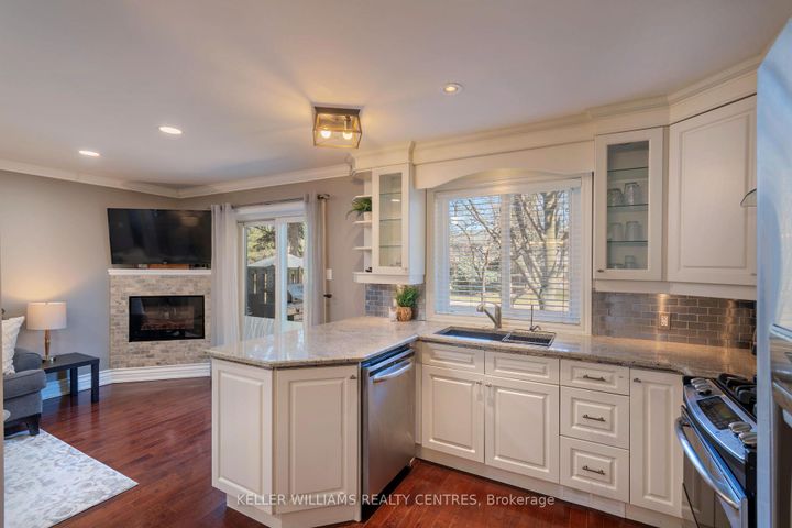 Photo 5 at 20 - 6779 Glen Erin Drive, Meadowvale, Mississauga