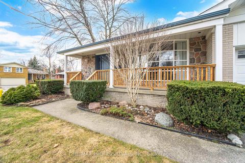 Photo 1 at 2 Thicket Road, Markland Wood, Toronto