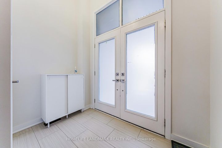 Photo 3 at 62 Helliwell Crescent, Oak Ridges Lake Wilcox, Richmond Hill