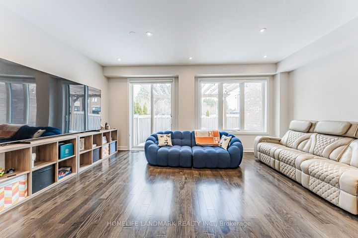 Photo 5 at 62 Helliwell Crescent, Oak Ridges Lake Wilcox, Richmond Hill