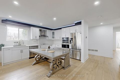 Photo 7 at 26 Farley Crescent, Richview, Toronto