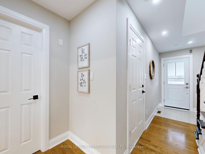 Photo 4 at 122 - 455 Apache Court, Hurontario, Mississauga