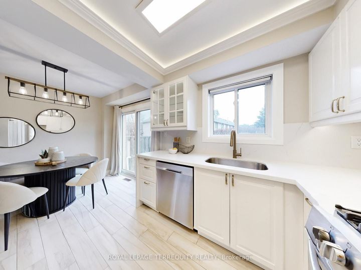 Photo 10 at 122 - 455 Apache Court, Hurontario, Mississauga