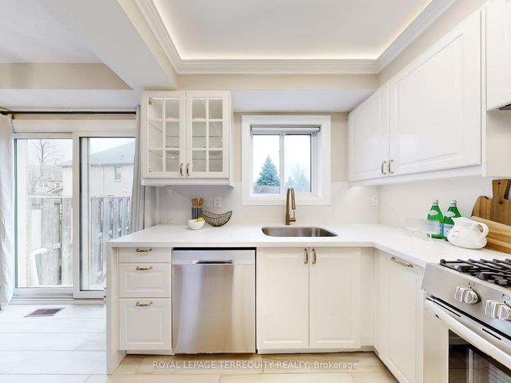 Photo 11 at 122 - 455 Apache Court, Hurontario, Mississauga