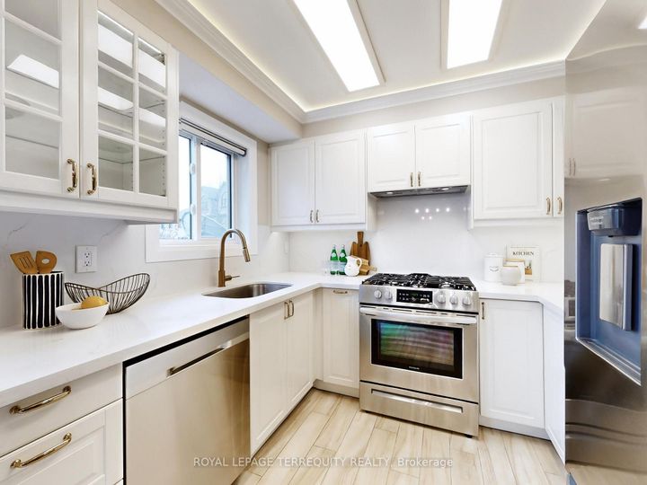 Photo 12 at 122 - 455 Apache Court, Hurontario, Mississauga