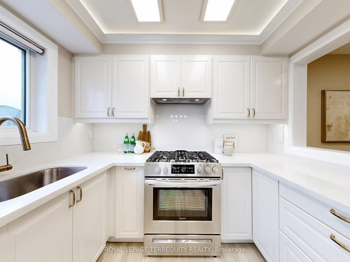 Photo 13 at 122 - 455 Apache Court, Hurontario, Mississauga