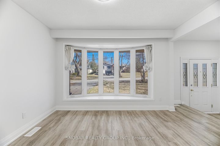 Photo 3 at 3422 Credit Heights Drive, Erindale, Mississauga