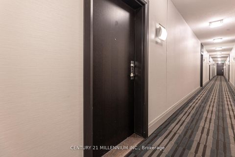 Photo 2 at 419 - 15277 Yonge Street, Aurora Village, Aurora