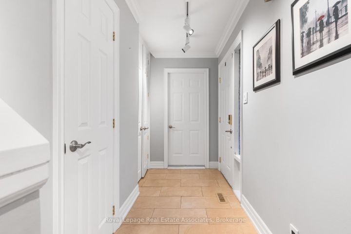 Photo 2 at 25 - 2766 Folkway Drive, Erin Mills, Mississauga