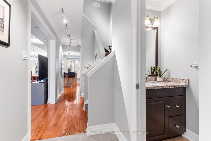 Photo 3 at 25 - 2766 Folkway Drive, Erin Mills, Mississauga