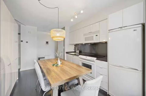 Photo 4 at 341 - 15 Iceboat Terrace, Waterfront Communities C1, Toronto