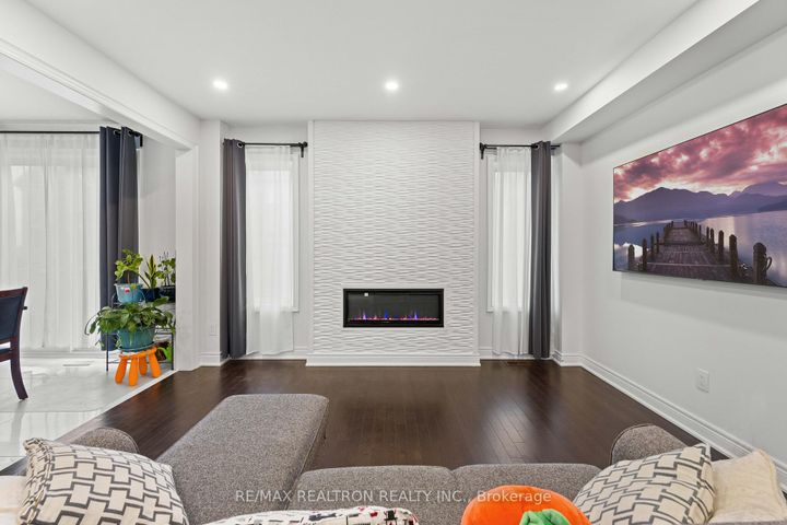 Photo 12 at 10 Neilly Terrace, Bradford, Bradford West Gwillimbury