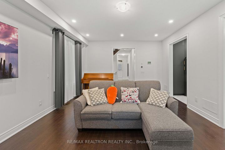 Photo 13 at 10 Neilly Terrace, Bradford, Bradford West Gwillimbury