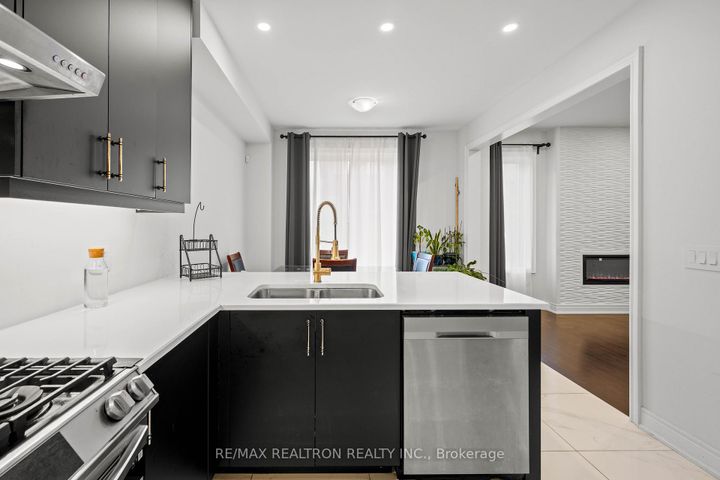 Photo 17 at 10 Neilly Terrace, Bradford, Bradford West Gwillimbury