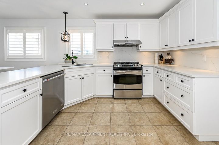 Photo 8 at 27 Carver Drive, Binbrook, Hamilton