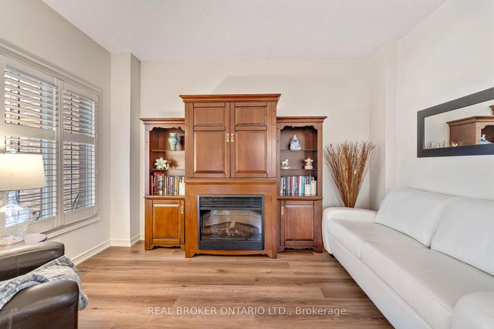 Photo 3 at 2423 Valley Heights Crescent, RO River Oaks, Oakville