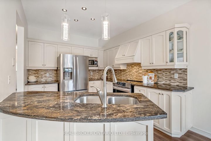 Photo 9 at 2423 Valley Heights Crescent, RO River Oaks, Oakville