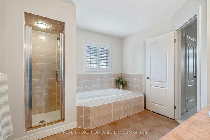 Photo 33 at 2423 Valley Heights Crescent, RO River Oaks, Oakville