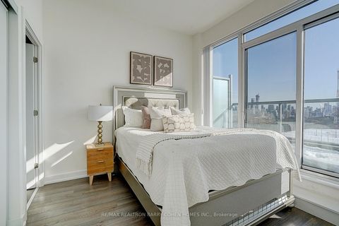 Photo 13 at 806 - 6 Parkwood Avenue, Casa Loma, Toronto