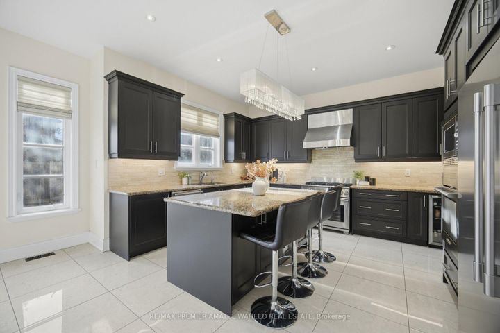 Photo 9 at 75 Virtue Crescent, Vellore Village, Vaughan