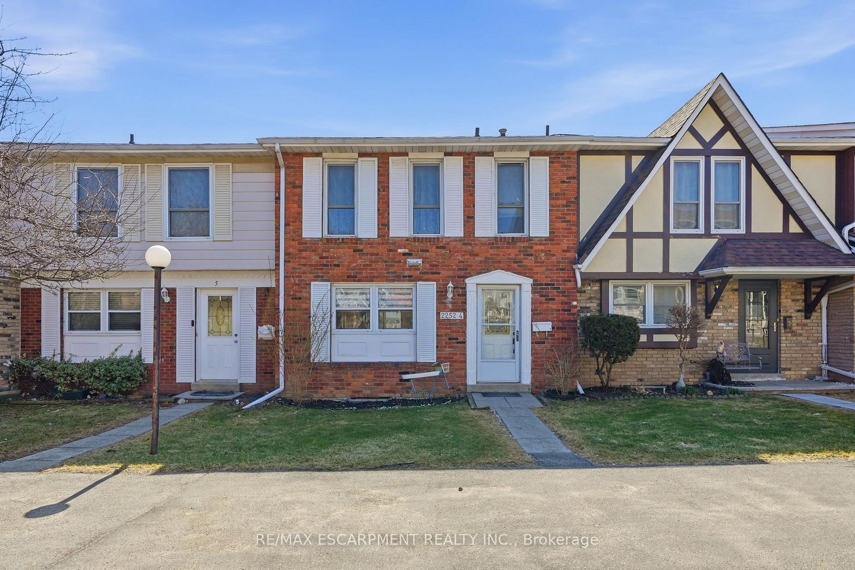 4 - 2252 Upper Middle Road, Brant Hills, Burlington by Loree Meneguzzi Real Estate 4 - 2252 Upper Middle Road, Brant Hills, Burlington