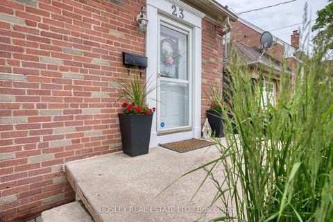 Photo 4 at 23 Farnsworth Drive, Pelmo Park W4, Toronto