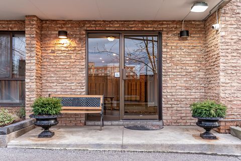 Photo 4 at 406 - 15390 Yonge Street, Aurora Heights, Aurora