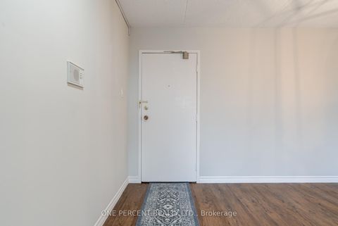 Photo 5 at 406 - 15390 Yonge Street, Aurora Heights, Aurora