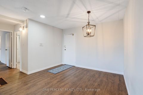 Photo 6 at 406 - 15390 Yonge Street, Aurora Heights, Aurora
